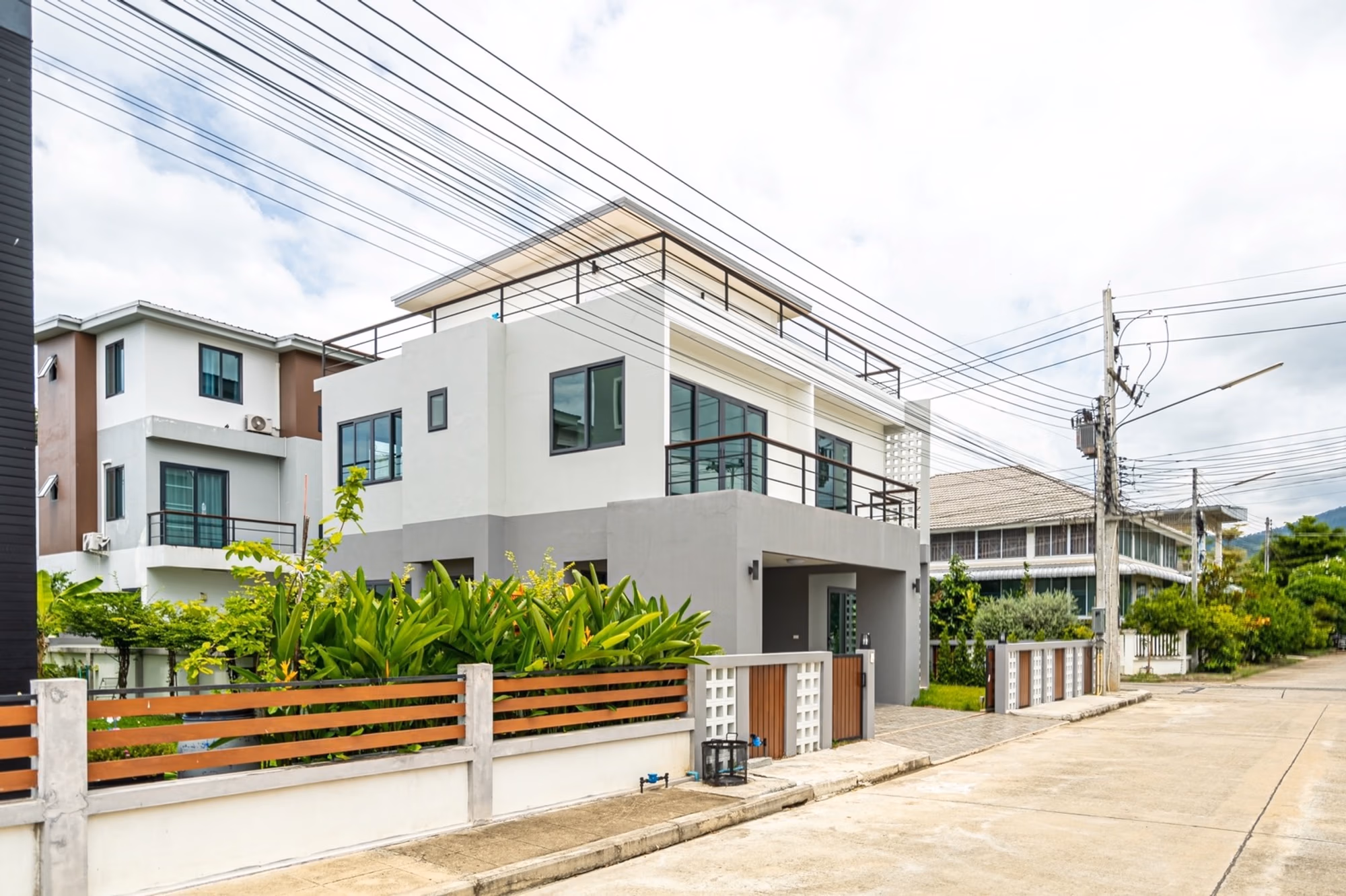 6 Bed House for Rent in Mueang Chiang Mai - Image 13