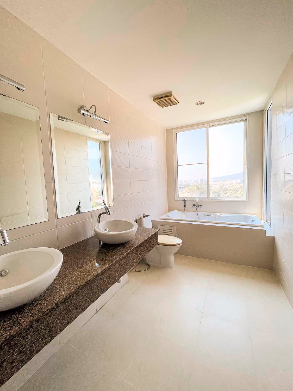 Unfurnished 4 Bed Condo w. Stunning Mountain View for Sale - Image 21
