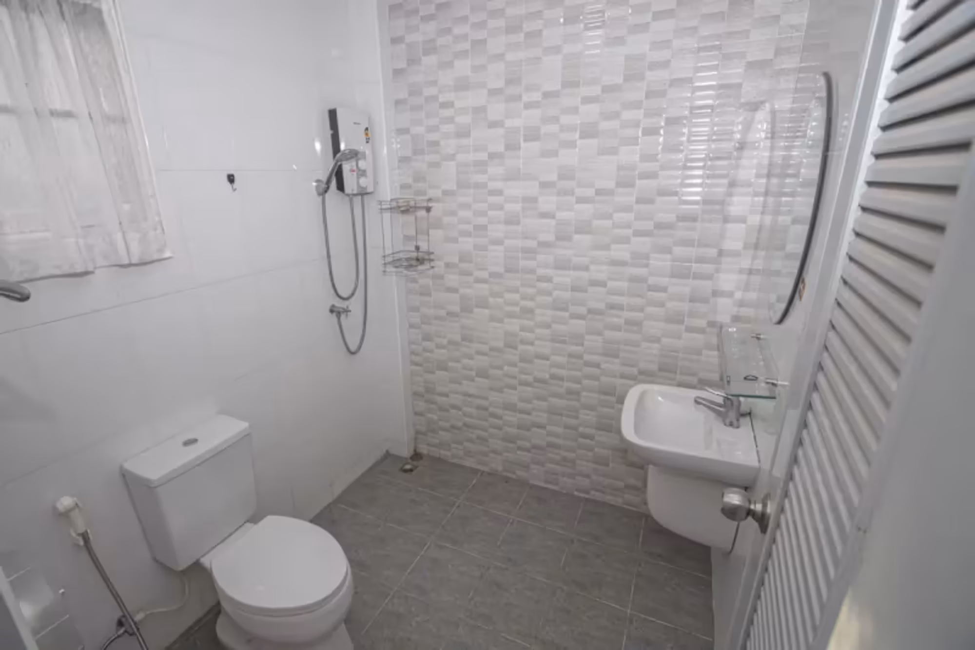 5 Bedroom House - Image 3