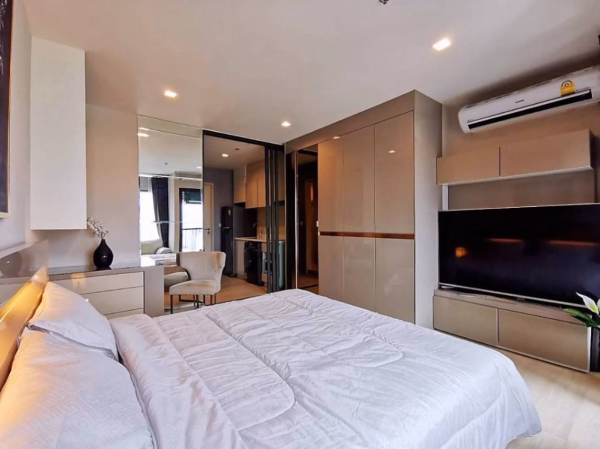 Studio Condo for Rent  Near Phloen Chit BTS - Image 4