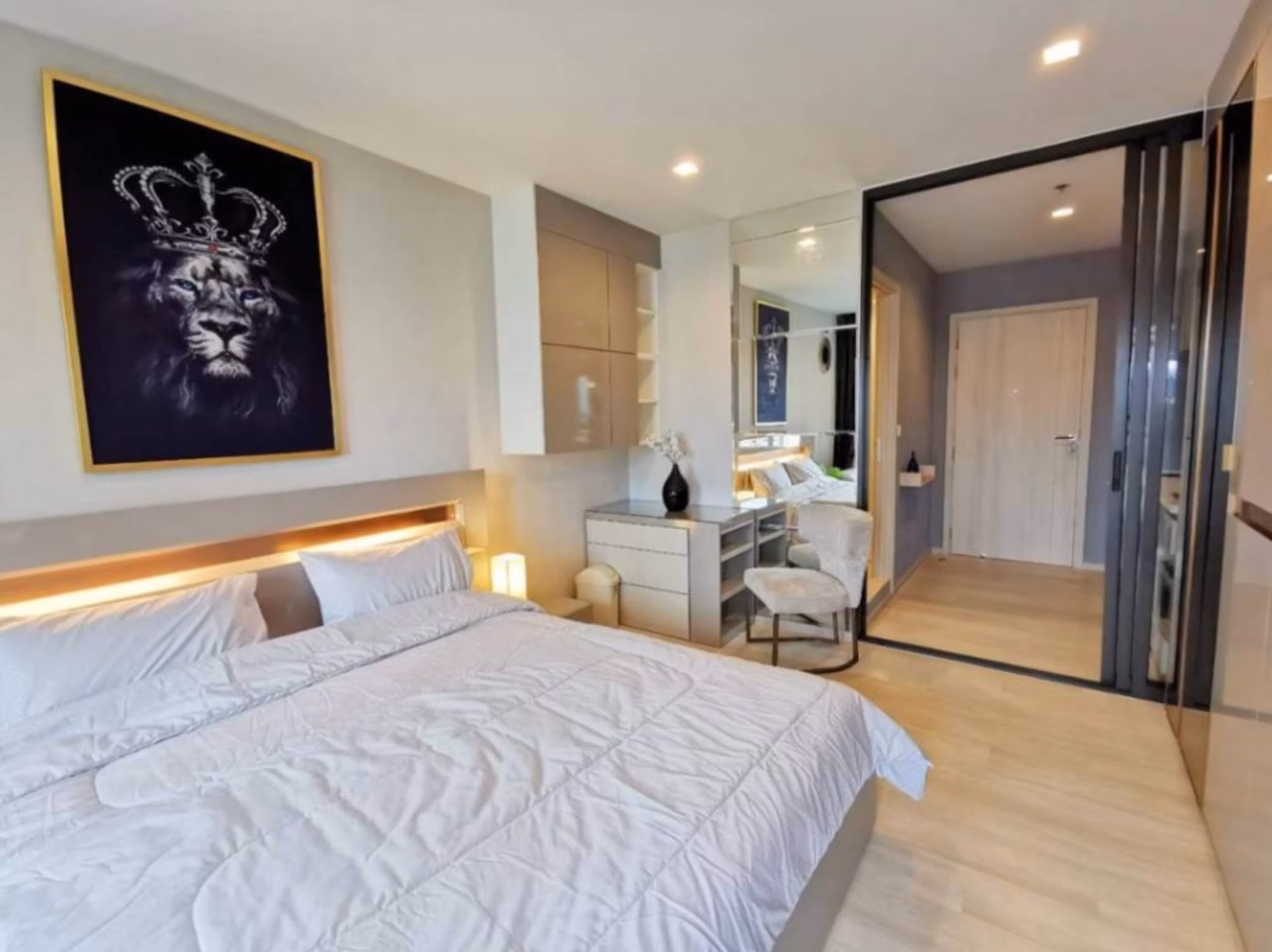 Studio Condo for Rent  Near Phloen Chit BTS - Image 9