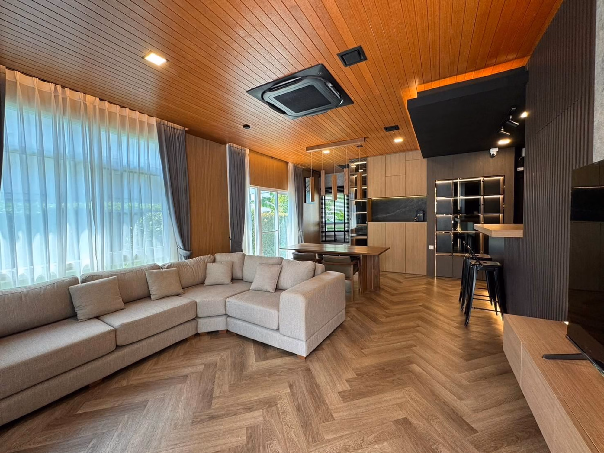4 Bed House for Rent in Prawet - Image 2