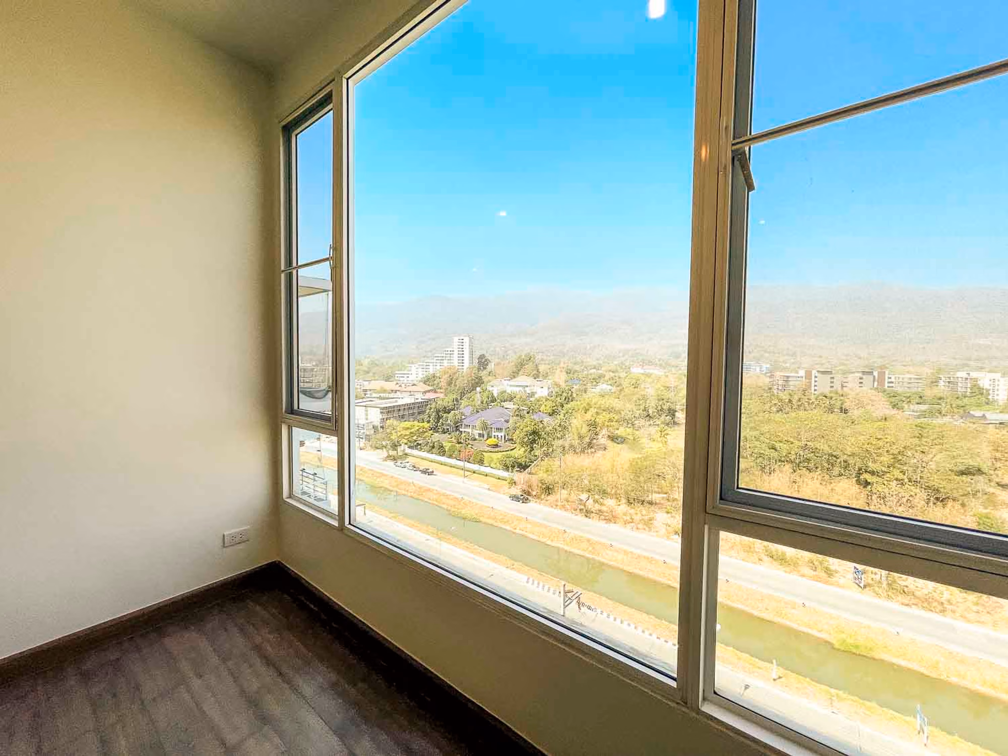 Unfurnished 4 Bed Condo w. Stunning Mountain View for Sale - Image 14