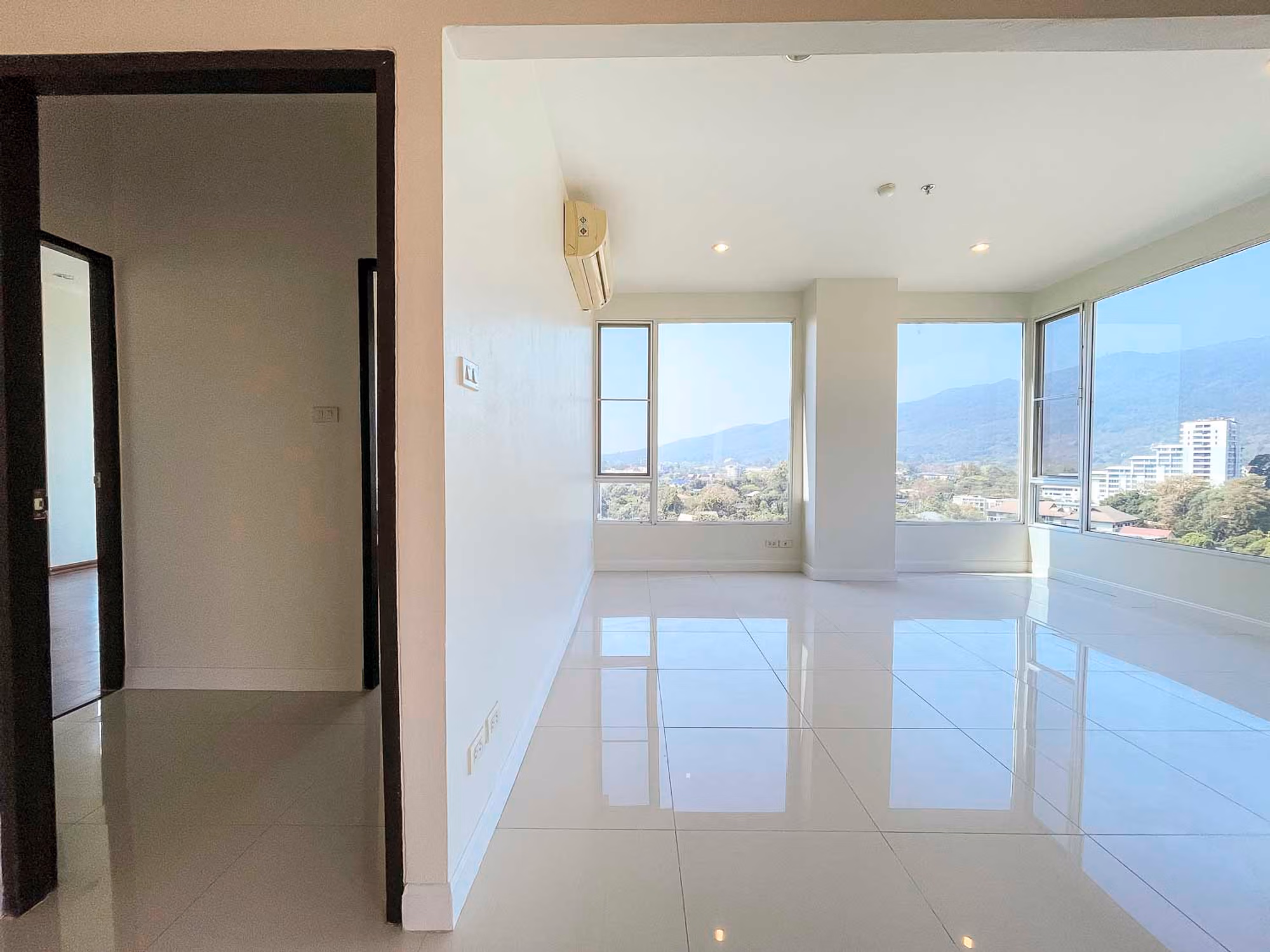 Unfurnished 4 Bed Condo w. Stunning Mountain View for Sale - Image 7