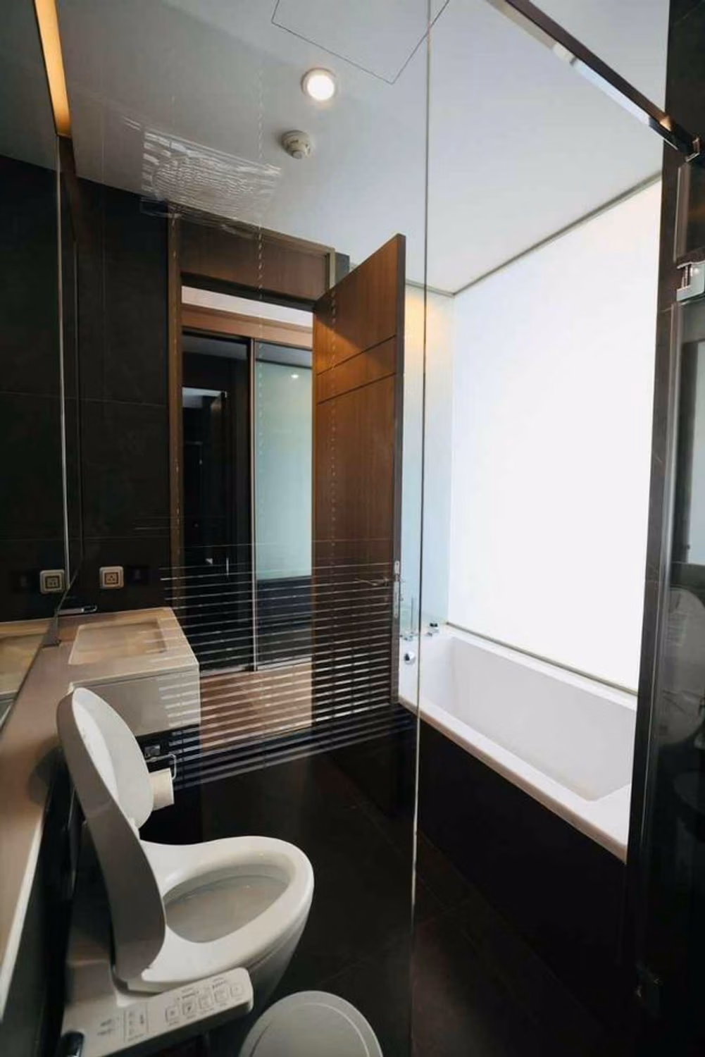 1 Bed Condo for Rent in Huai Khwang - Image 4