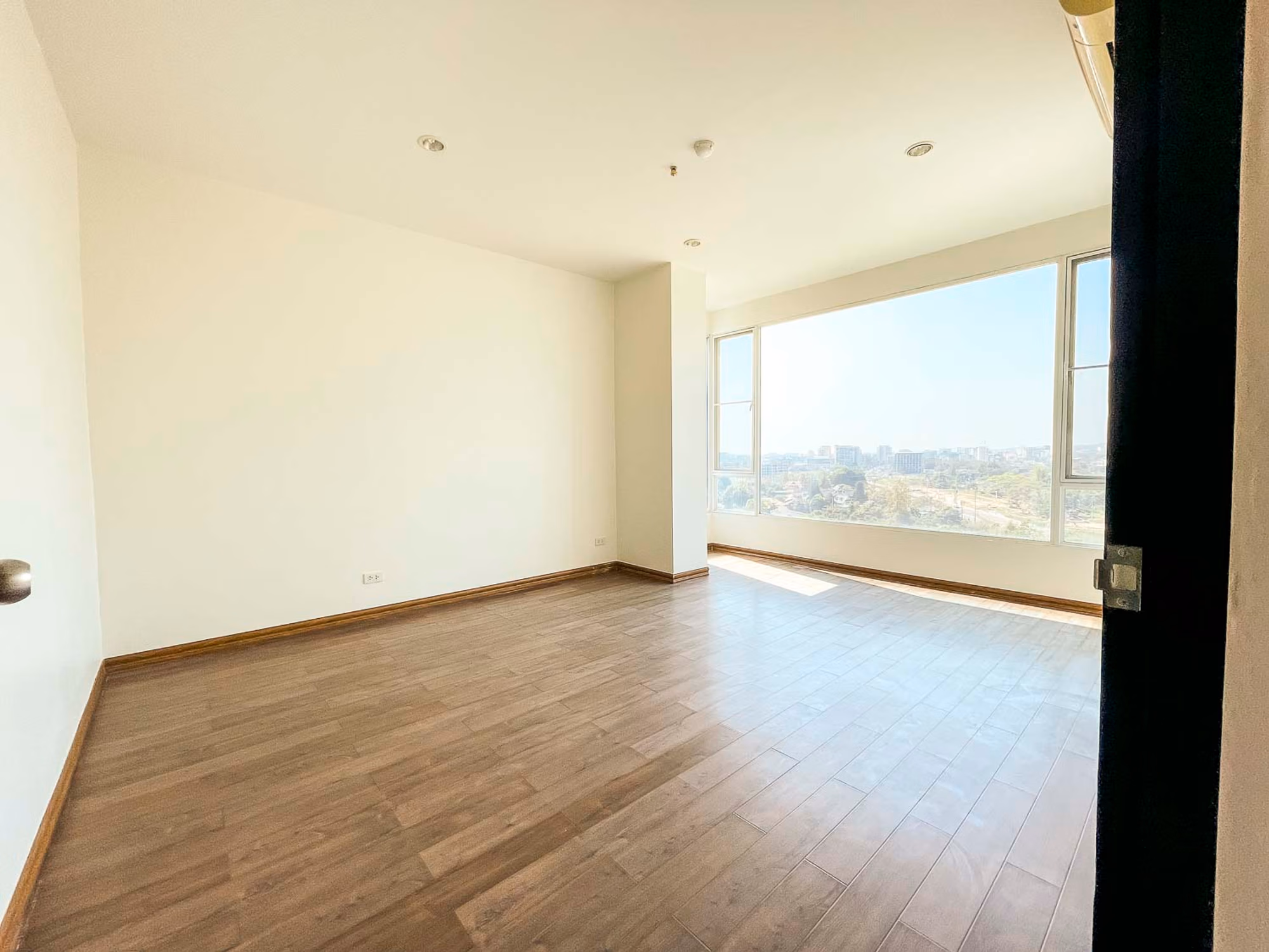 Unfurnished 4 Bed Condo w. Stunning Mountain View for Sale - Image 24