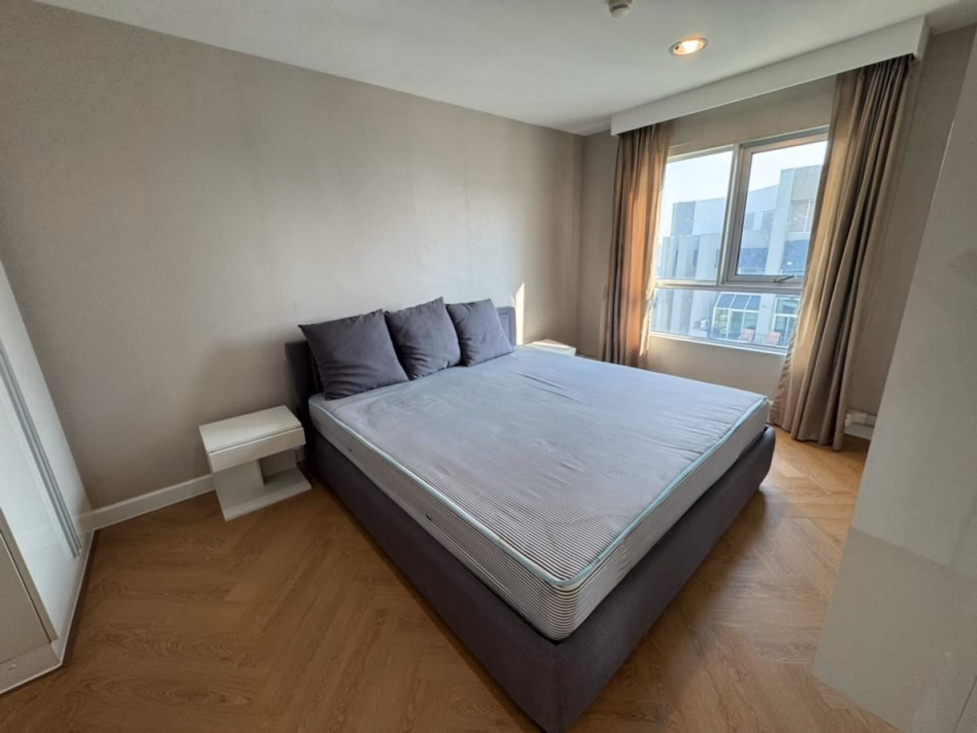 2 Bed Condo for Rent in Huai Khwang - Image 4