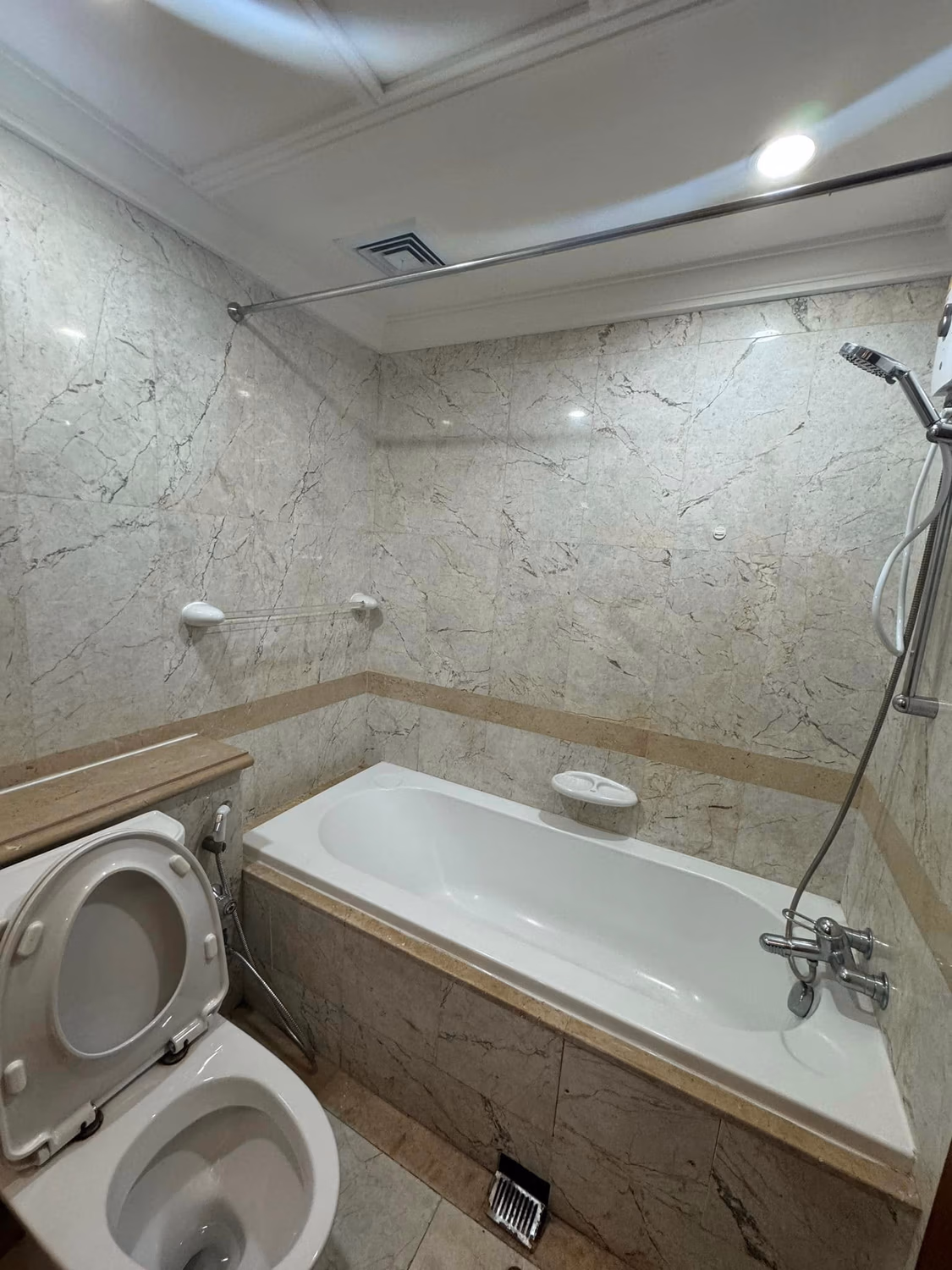 2 Bed Condo for Rent in Pathum Wan - Image 4