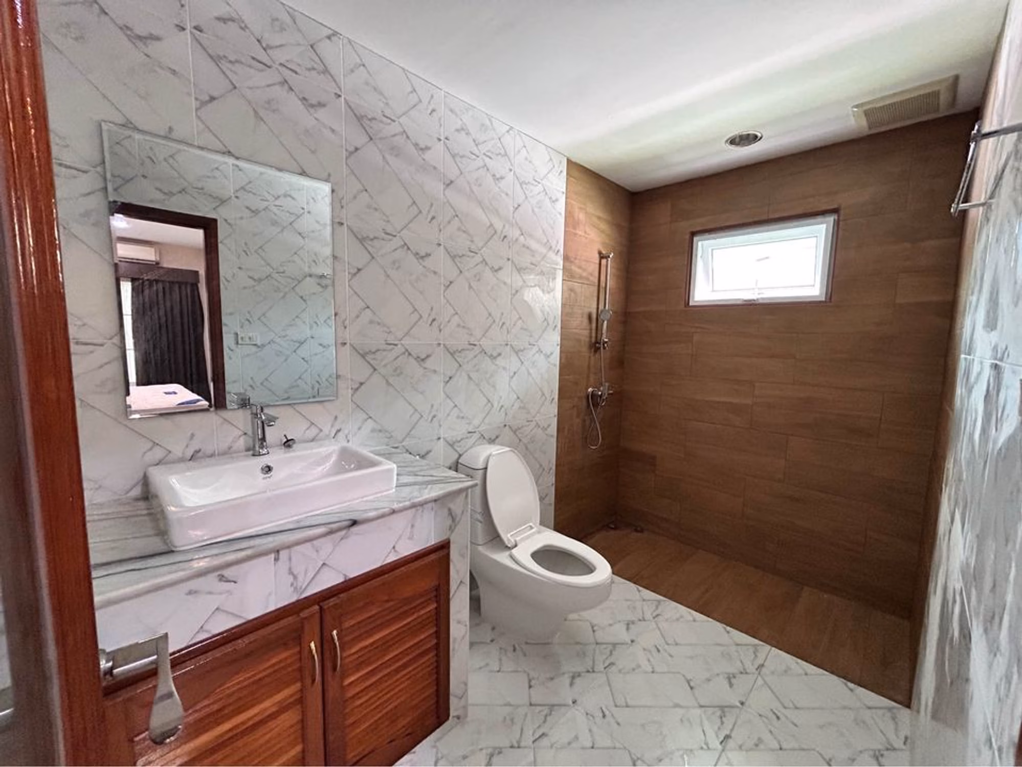 3 Bed House for Rent in Hang Dong - Image 7