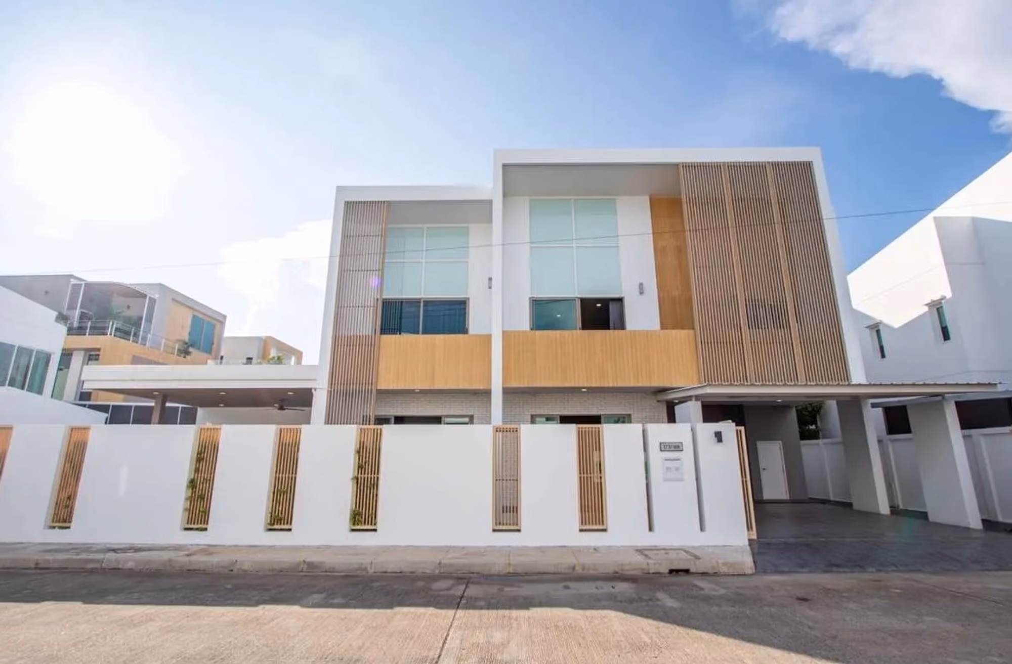 4 Bed House for Sale in San Kamphaeng - Image 1
